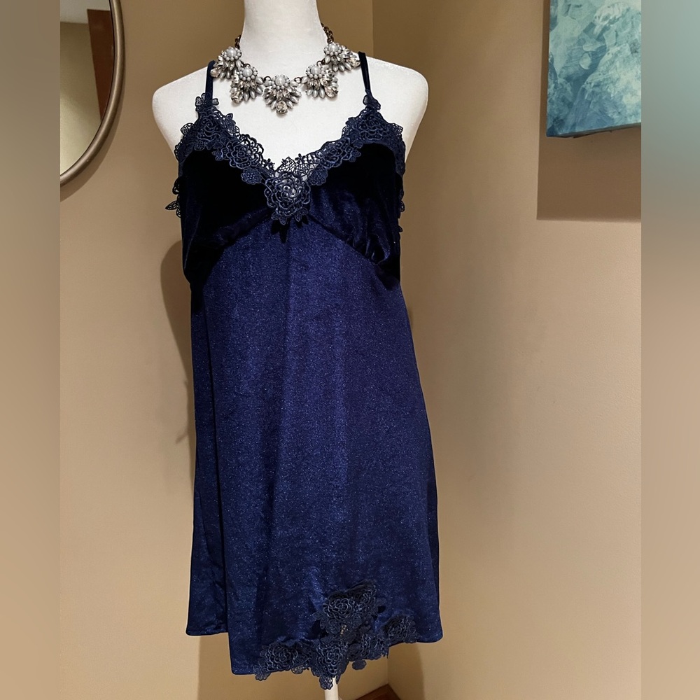 Gorgeous 💙 Well Made Navy Blue 💙 Velvet Slip Dress Chemise 34C M